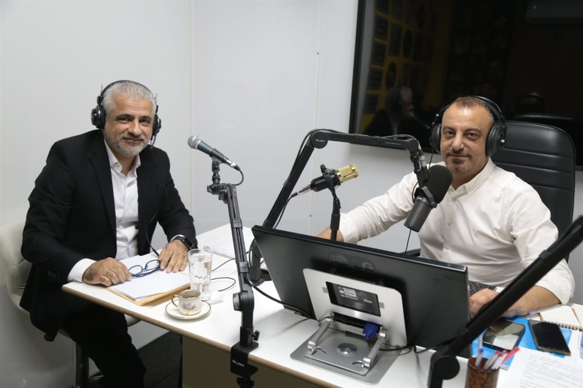 الزميل علي حجازي محاوراً الدكتور سلمان عيديبي