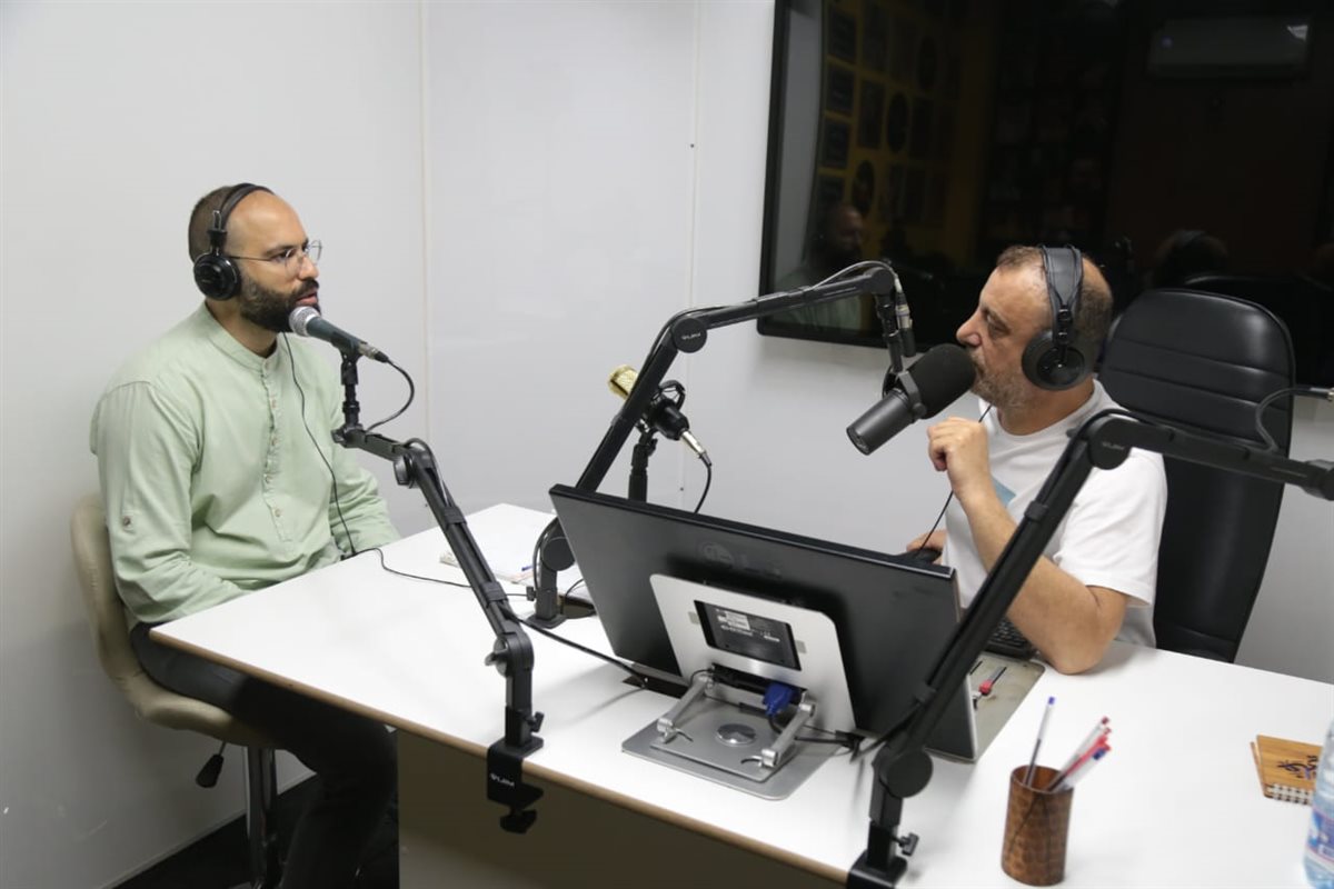 الزميل علي حجازي محاوراً المخرج احمد زراقط